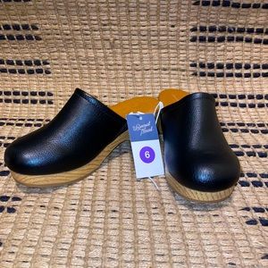 NWT Women’s Clogs